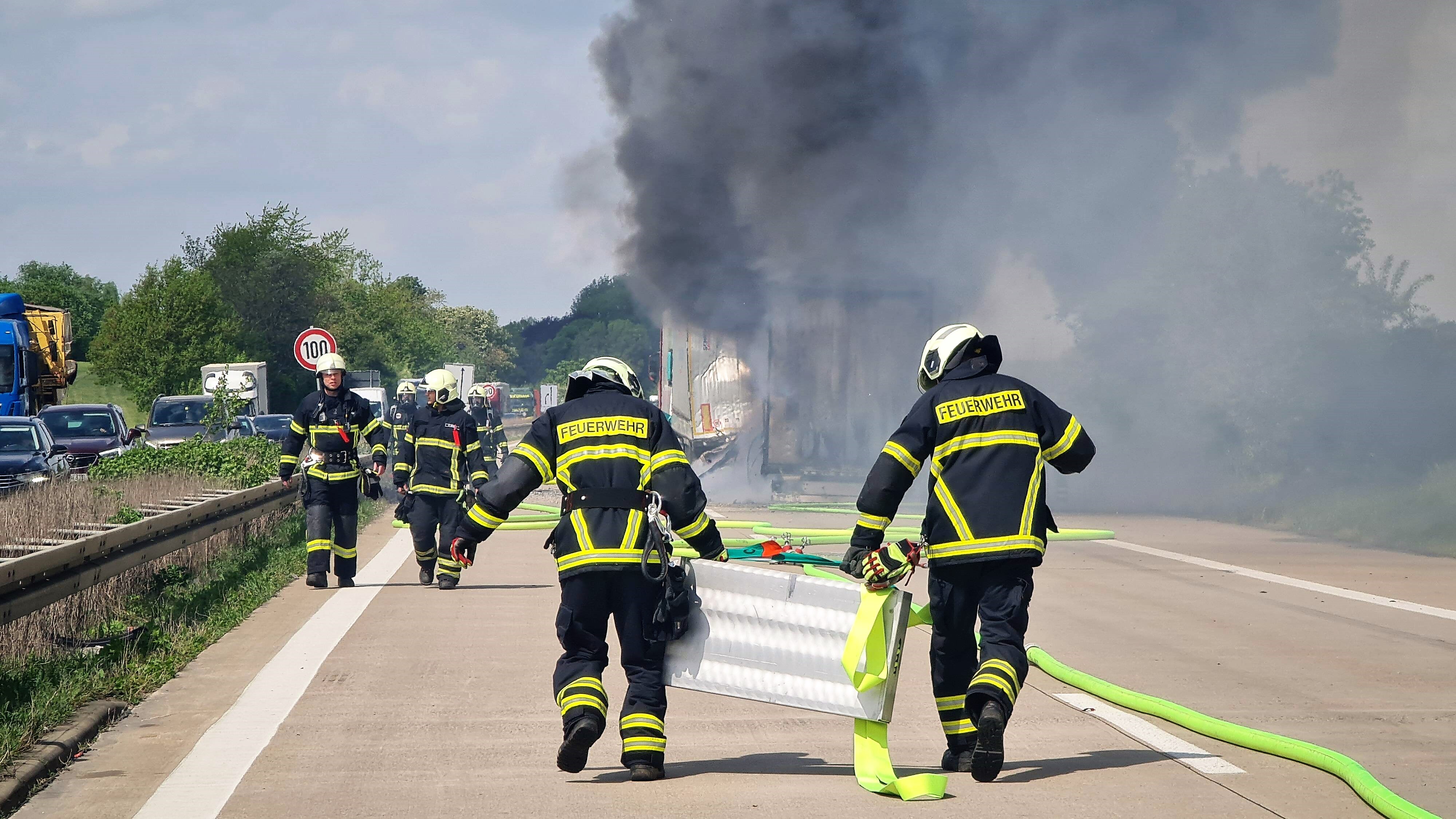 Vollsperrung! Explosion auf der Autobahn - beide Richtungen gesperrt! Mega-Stau in Mega-Hitze!