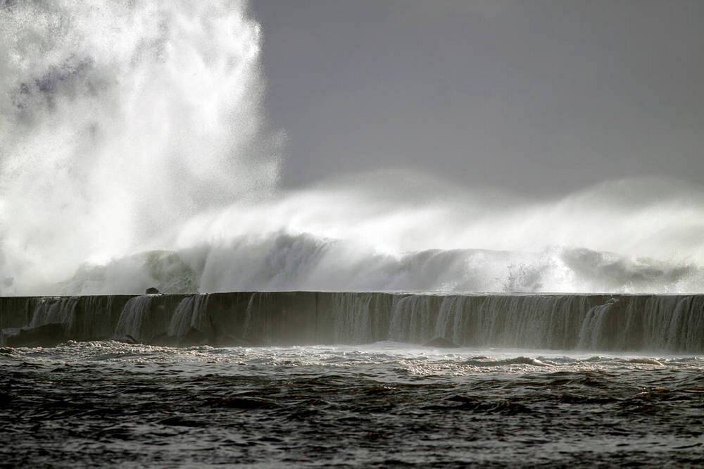 Massive Welle zieht mehrere Touristen ins Meer! Spanisches Urlaubsziel wird zum Albtraum