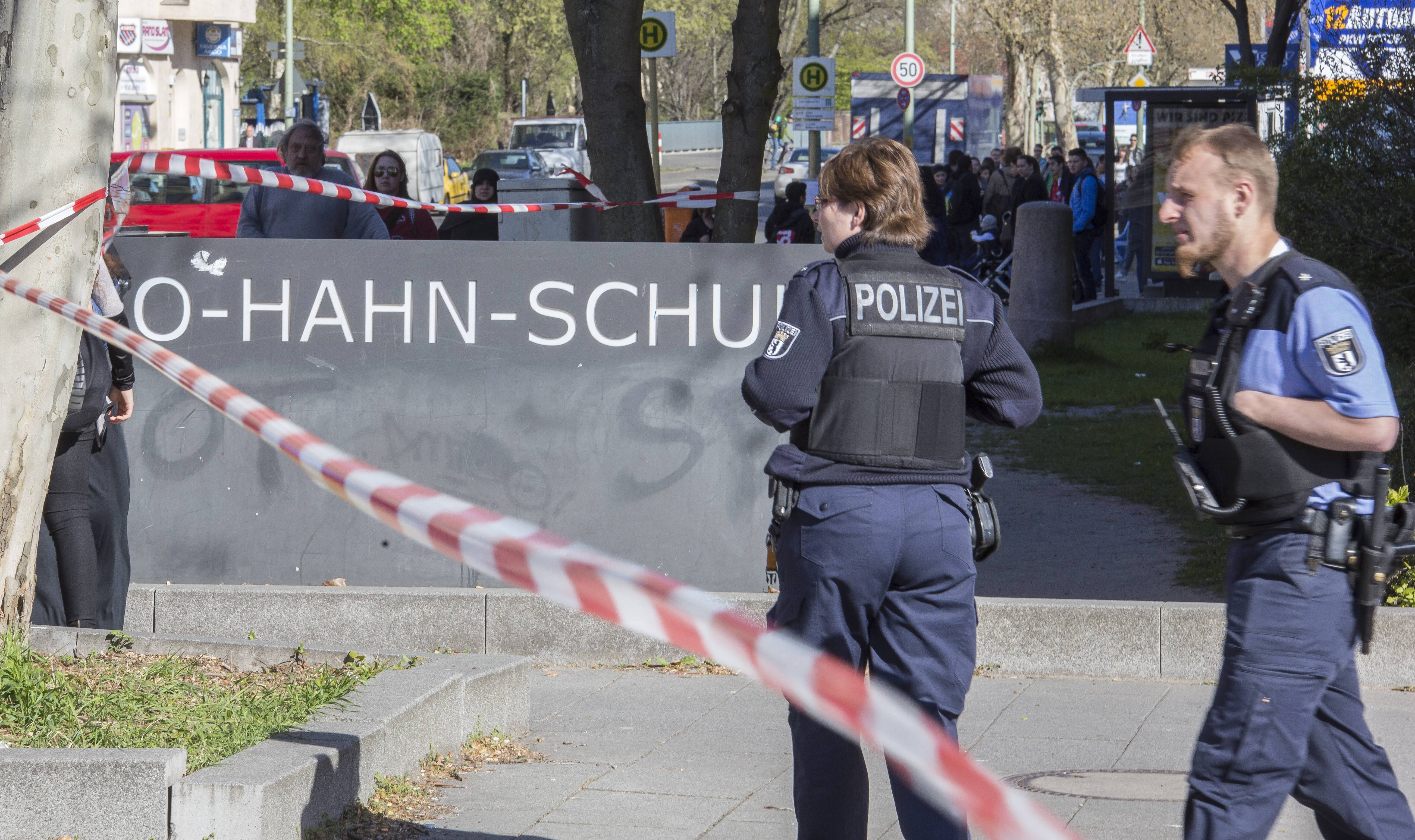 Leiche auf Schulhof entdeckt! 2 Schüler machen schrecklichen Fund an einer Schule am Morgen!