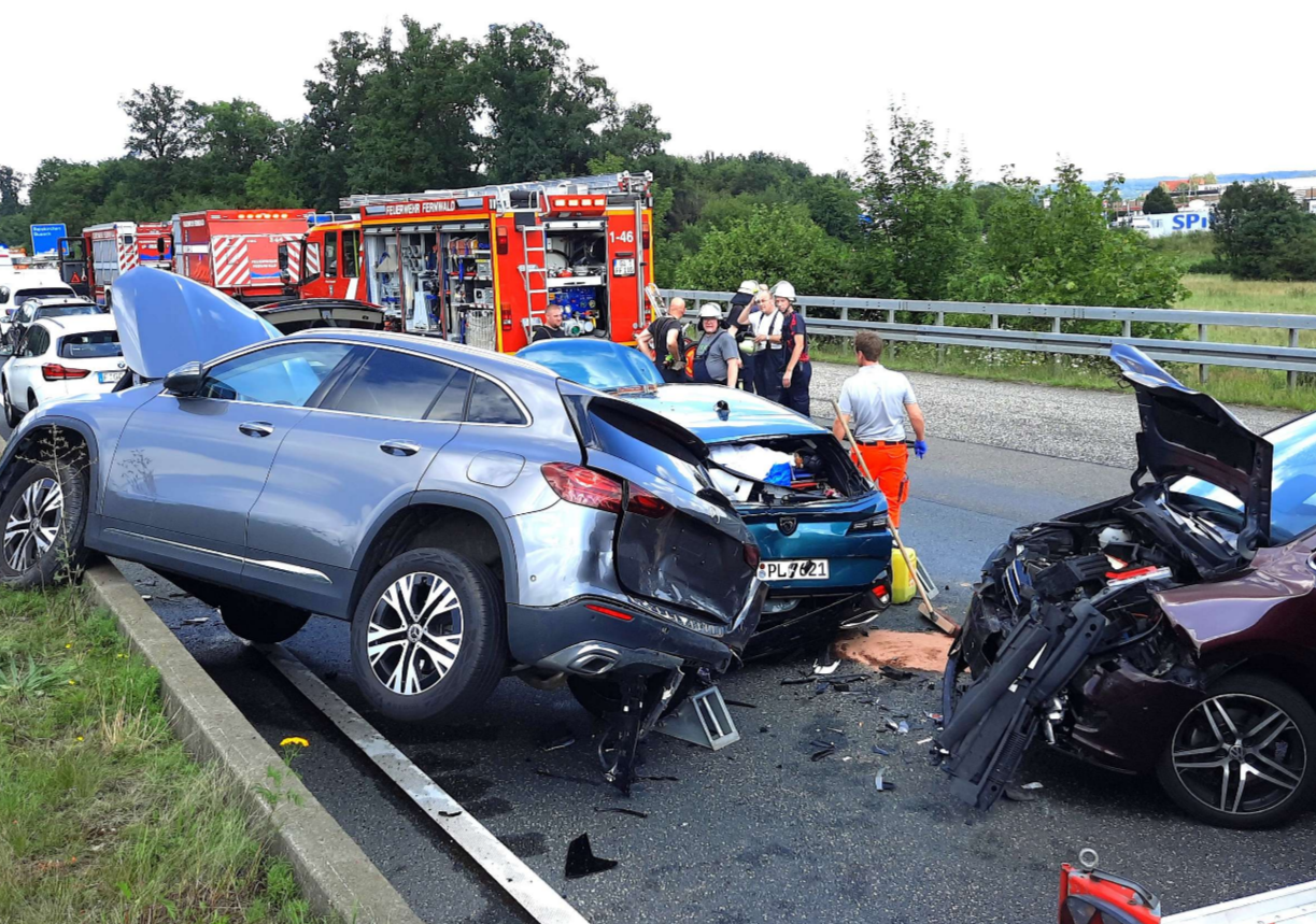 Auto rast auf Gehweg und überfährt kleines Mädchen (8)! Tragödie bei schrecklichem Unfall