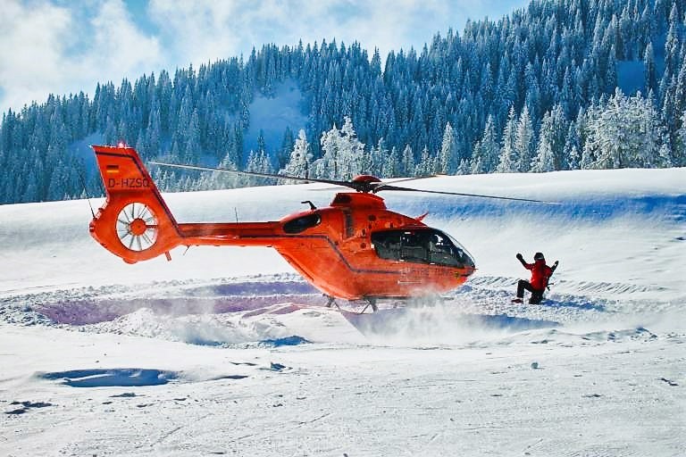 Todesdrama auf der Skipiste! - Deutscher Skifahrer stürzt aus Sessellift