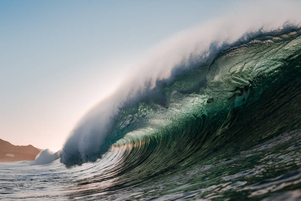 Gigantische Welle reißt mehrere Urlauber ins Meer! Spanische Insel wird zum Gefahrenort